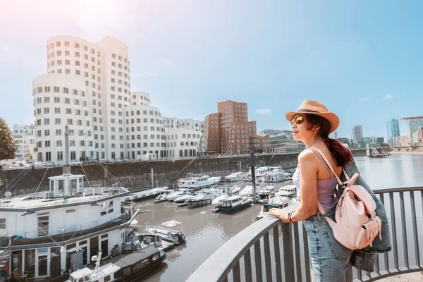 Bir Kız Gezgin Almanya Nın Düsseldorf Kentinde Bir Turizm Gezisi — Stok fotoğraf