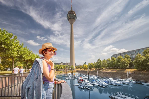 Mutlu Kız Gezgin Almanya Nın Dusseldorf Kentinde Bir Turizm Gezisi — Stok fotoğraf