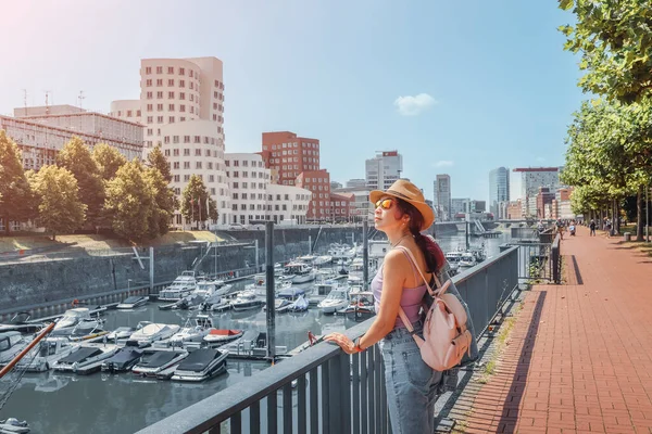 Eine Reisende Genießt Während Einer Touristenreise Oder Einer Studentenausbildung Düsseldorf — Stockfoto