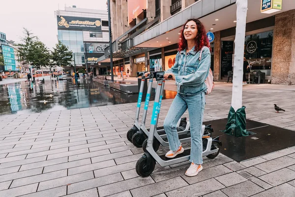 2022 Július Düsseldorf Németország Lány Elektromos Robogót Bérel Városban Való — Stock Fotó