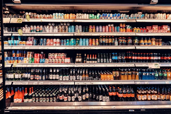 Temmuz 2022 Düsseldorf Almanya Süpermarketteki Raflarda Birçok Soğuk Içecek Içecek — Stok fotoğraf