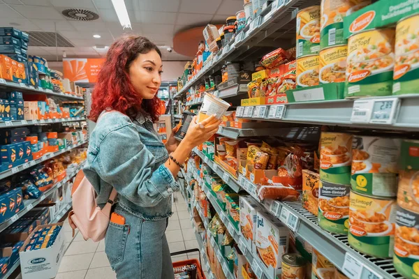 Julio 2022 Dusseldorf Alemania Mujer Comprando Sopa Fideos Estante Del — Foto de Stock