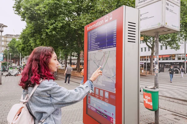 Julio 2022 Dusseldorf Alemania Pasajera Que Utiliza Pantalla Táctil Digital — Foto de Stock