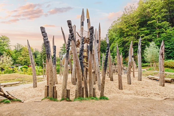 Ein Kinderspielplatz Mit Speeren Und Baumstämmen Stil Der Prähistorischen Steinzeit — Stockfoto