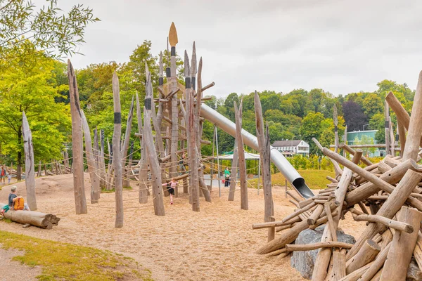 Juli 2022 Düsseldorf Kinderspielplatz Mit Speeren Und Baumstämmen Stil Der — Stockfoto