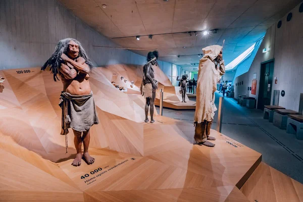 2022年7月22日 德国尼安德塔尔博物馆 尼安德塔尔的蜡像和博物馆的史前穴居人 Homo Sapiens人类学和进化论 — 图库照片