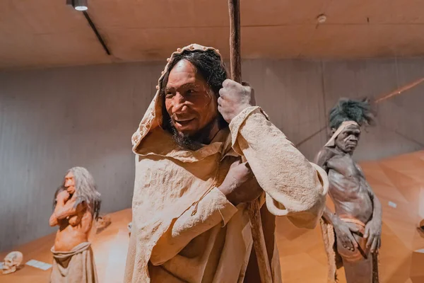 Juli 2022 Neanderthal Museum Deutschland Detaillierte Wachsfiguren Des Neandertalers Und — Stockfoto