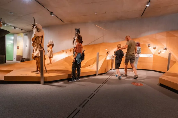 Juli 2022 Düsseldorf Eltern Mit Kindern Besichtigen Das Neandertalmuseum Der — Stockfoto