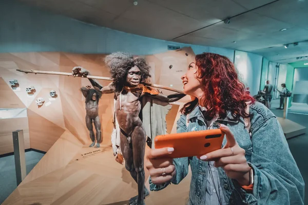 Juli 2022 Neanderthal Museum Deutschland Lustiges Modernes Homo Sapiens Mädchen — Stockfoto