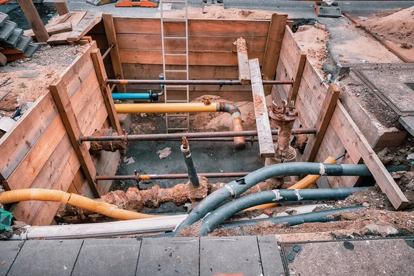 Escavação Uma Rua Cidade Para Substituir Tubos Água Plástico Cabos — Fotografia de Stock