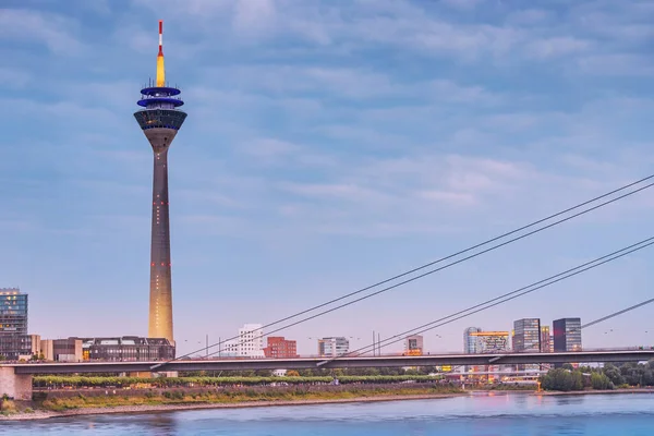 Temmuz 2022 Düsseldorf Almanya Rheinturm Kulesi Ren Nehri Nin Karanlık — Stok fotoğraf