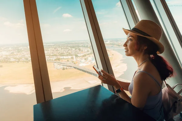 Mutlu Kız Dusseldorf Taki Televizyon Kulesinin Gözetleme Güvertesinin Penceresinden Bakar — Stok fotoğraf