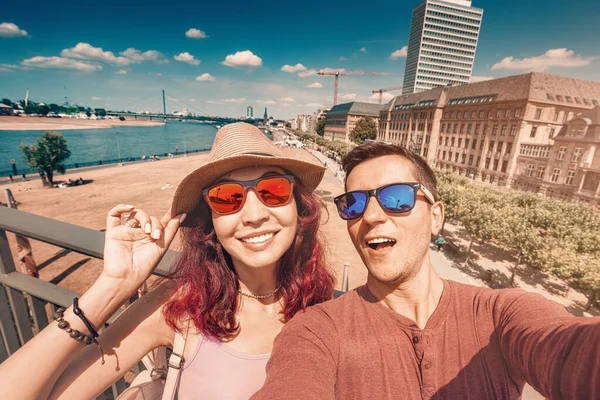 Ett Par Förälskade Tar Ett Selfie Foto Bron Över Floden — Stockfoto