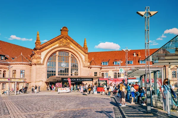 2022年7月23日 ドイツ オズナブルク 本線駅への入り口 交通量とニーダーザクセン州の都市ランドマーク — ストック写真