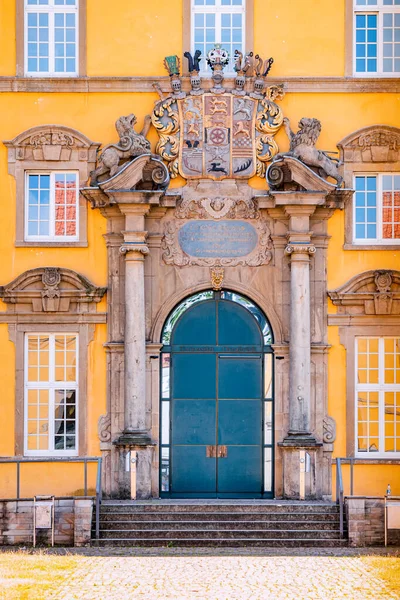 2022年7月24日 ドイツ オシュナブルク バロック様式の美しい黄色の宮殿の建物内にある有名なヨーロッパのオシュナブルク大学のヴィンテージ玄関ドア — ストック写真