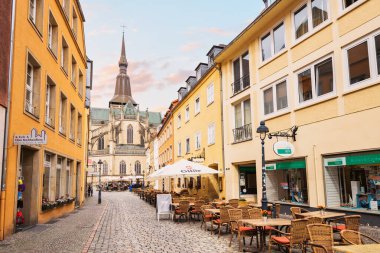 25 Temmuz 2022, Osnabruck, Almanya: Eski kentin sokaklarındaki boş turizm kafeleri ve restoranlar