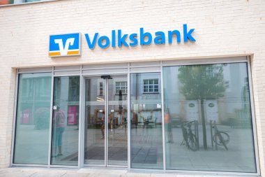 25 Temmuz 2022, Osnabruck, Almanya: Sparkasse banka şubesi şehir caddesinde. Mali sistem ve avro kredileri
