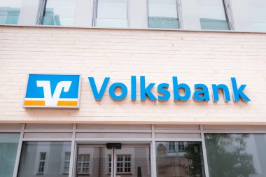 25 Temmuz 2022, Osnabruck, Almanya: Sparkasse banka şubesi şehir caddesinde. Mali sistem ve avro kredileri