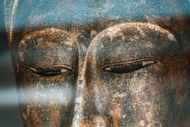 Büyük bir Budist dini karakteri olan Gautama Buddha 'nın gözleri, bir ağacın altında aydınlanmaya ulaşmış..