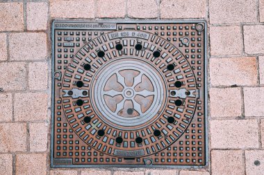 25 Temmuz 2022, Osnabruck, Almanya: Şehir caddesinde Osnabruck 'un amblemi veya arması ile kanalizasyon kapağı veya kapağı