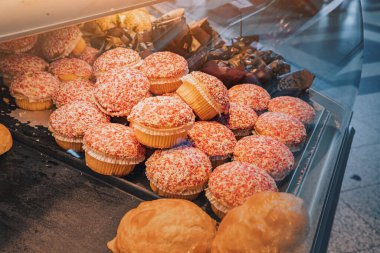 Çörekler ve diğer pastane ürünleri dükkanın camında tatlı çörek ve çörekler