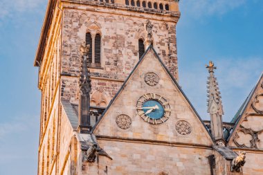 Eski Avrupa şehrinin rathaus üzerinde saat kulesi