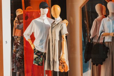 24 Temmuz 2022, Osnabruck, Almanya: Vitrin ve mankenleri olan bir giyim mağazasına giriş. Alışveriş ve moda endüstrisi