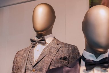 Eski moda ve şık erkekler bir elbise mağazasında ya da terzide manken gibi giyinir.