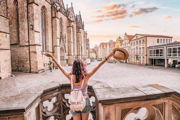 Счастливая Женщина Турист Рюкзаком Наслаждаясь Панорамой Ратуши Мэрии Рыночной Площади — стоковое фото