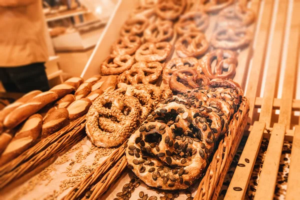 Surtido Panecillos Pretzel Bagel Mostrador Escaparate Panadería Sabroso Aperitivo Comercio — Foto de Stock