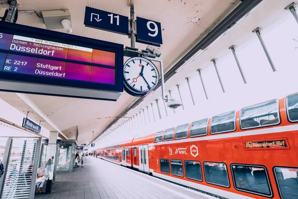 Липня 2022 Оснабрюк Німеччина Залізнична Платформа Сучасним Високошвидкісним Поїздом Відправляється — стокове фото