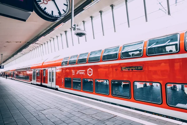 Juli 2022 Osnabruck Tyskland Järnvägsplattform Med Ett Modernt Höghastighetståg Som — Stockfoto