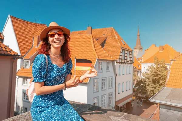 Eski Kasabada Alman Bayrağı Taşıyan Mutlu Bir Asyalı Genç Kız — Stok fotoğraf