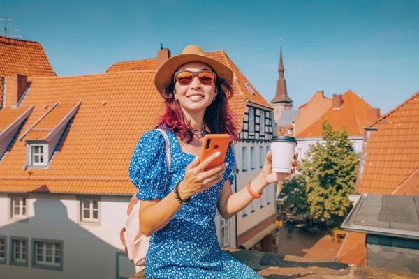 Eski Bir Avrupa Şehrinin Gözlem Noktasında Akıllı Telefonu Bir Fincan — Stok fotoğraf