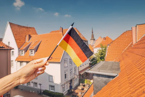 Hand Som Håller Tysk Flagga Mot Orangea Taken Den Gamla — Stockfoto