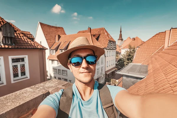 Ευτυχισμένος Άνθρωπος Τουρίστας Σακίδιο Λήψη Selfie Φωτογραφία Και Απολαμβάνοντας Πανόραμα — Φωτογραφία Αρχείου