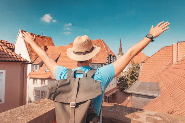 Homem Feliz Viajante Estudante Com Mochila Abriu Braços Desfrutando Panorama — Fotografia de Stock