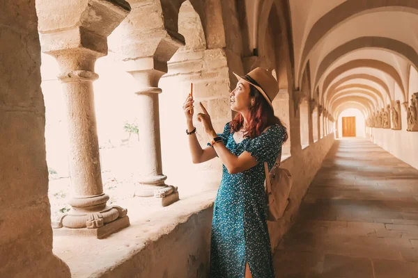 Dziewczyna Podróżnik Turysta Robi Mobilne Zdjęcia Łuku Starożytnego Klasztoru Lub — Zdjęcie stockowe