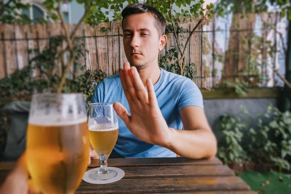 Пьяный Человек Отказывается Лишнего Бокала Пива Баре Зависимость Чрезмерное Потребление — стоковое фото