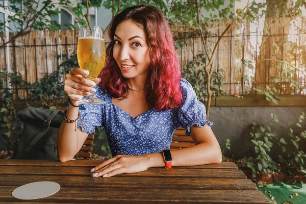 Dívka Hospodě Nebo Baru Pije Studené Osvěžující Čerstvě Filtrované Pivo — Stock fotografie