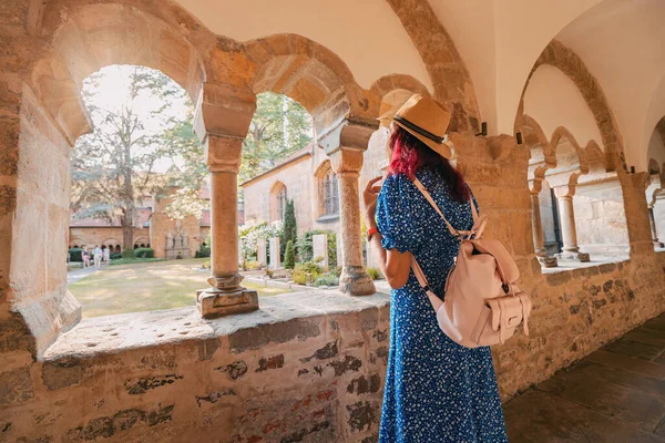 Una Chica Viajera Turista Arco Antiguo Monasterio Patio Catedral — Foto de Stock