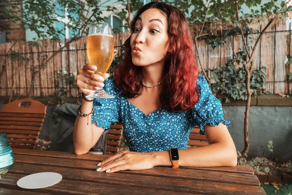 Funny Drunk Girl Tasting Freshly Brewed Light Beer Glasses Bar — Stock Photo, Image