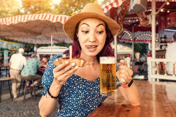 Голодная Забавная Девушка Пьет Пиво Ест Традиционную Немецкую Карривурстовую Еду — стоковое фото
