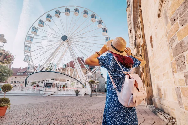 Menina Viajante Uma Feira Diversões Com Uma Roda Gigante Velha — Fotografia de Stock