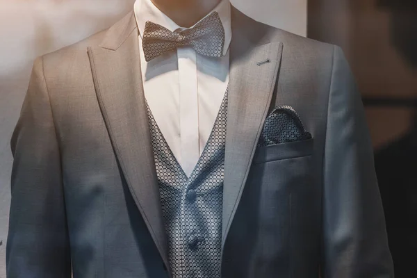 양복점이나 양복점에서 마네킹을 스타일있는 남자들 — 스톡 사진
