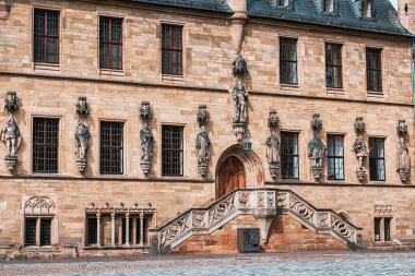 Güzel Gotik belediye binası ya da Osnabruck 'taki Rathaus binası, Almanya' daki Aşağı Saksonya. Turizm ve mimari cazibe