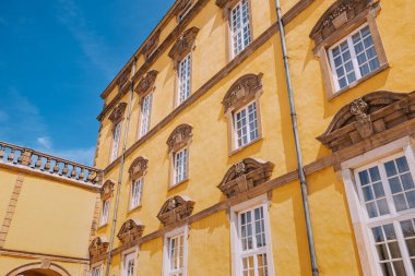 24 Temmuz 2022, Osnabruck, Almanya: Barok mimari tarzında güzel sarı bir saray binasında ünlü Avrupa üniversitesi.