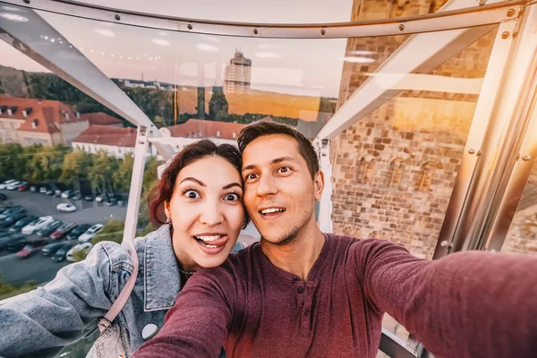 Ein Verliebtes Paar Macht Ein Selfie Foto Einer Riesenradbude Einem — Stockfoto