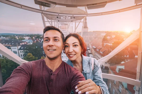 Ett Par Förälskade Tar Selfie Foto Medan Dejta Pariserhjulsmonter Mobil — Stockfoto