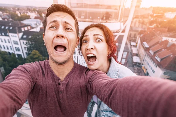 Verängstigte Männliche Und Weibliche Freunde Riesenrad Erleben Aus Höhenangst Eine — Stockfoto